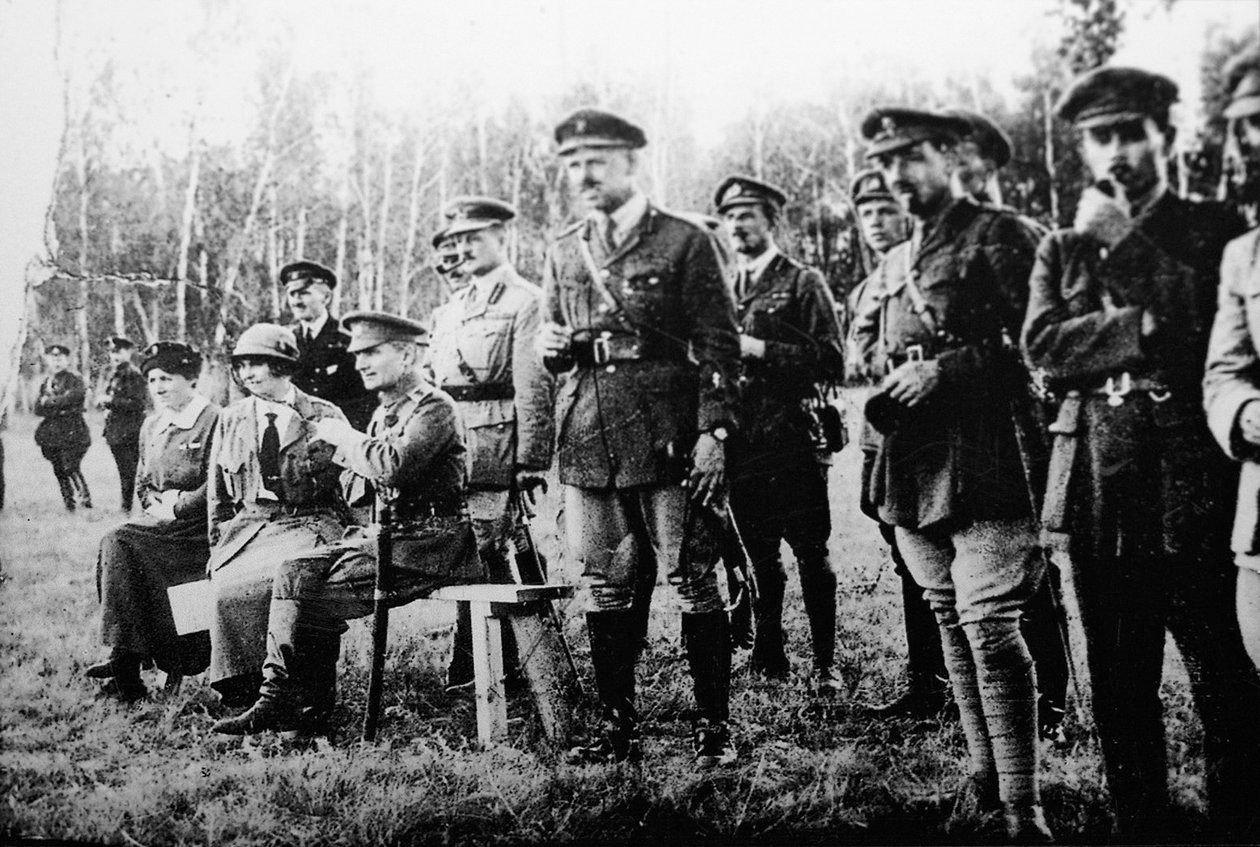 Amiral Alexander Kolchak sitter med brittiska officerare på östfronten, Ryssland, 1918 av Unbekannt