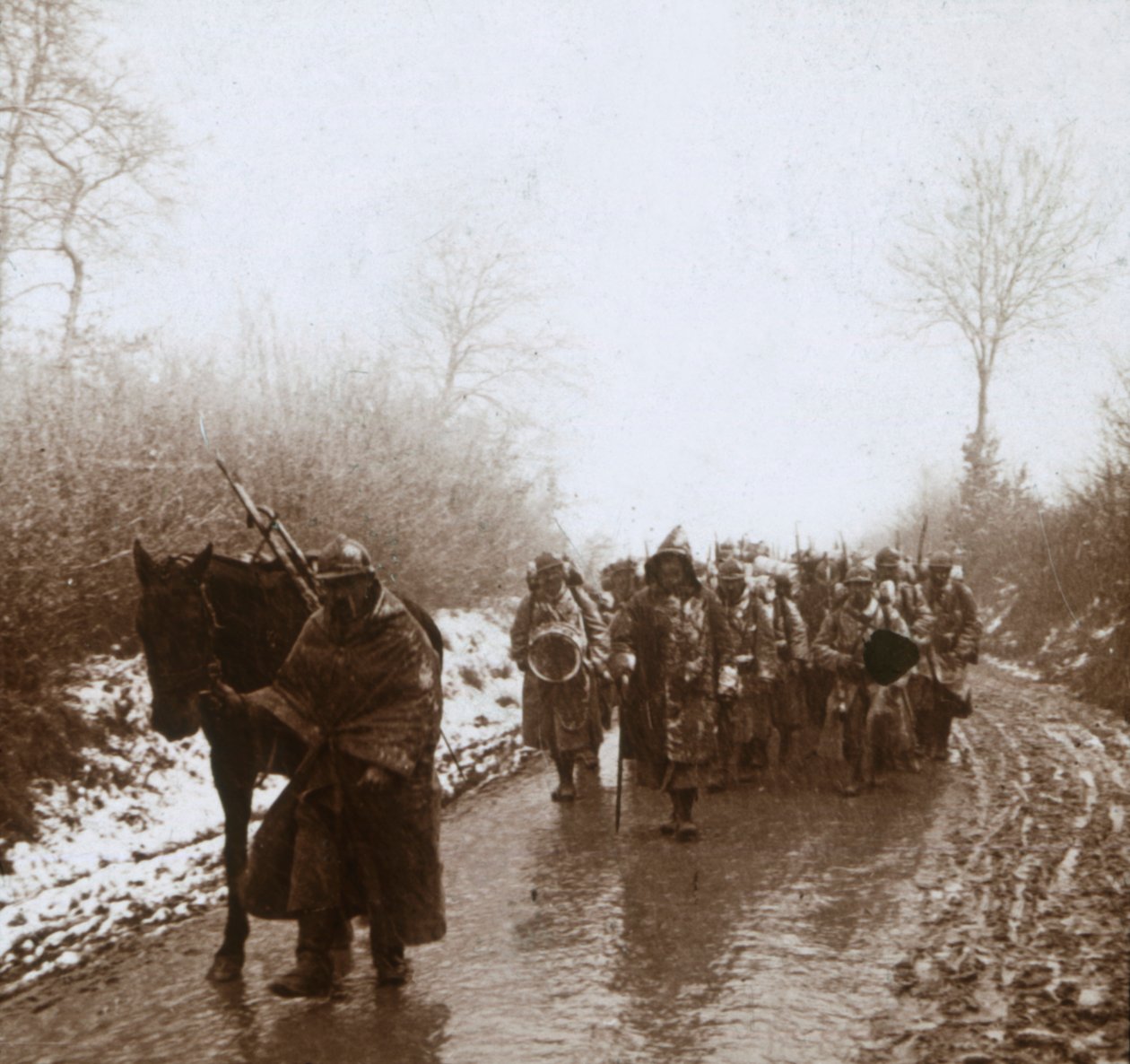 Framryckande i snön, Artois, norra Frankrike, c1914-c1918 av Unbekannt