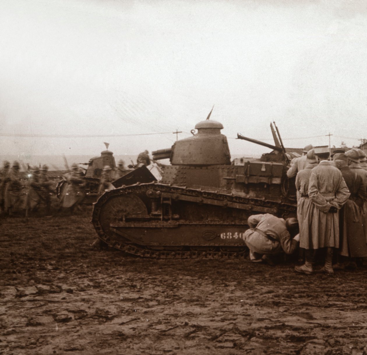 Framryckande med stridsvagnar, c1914-c1918 av Unbekannt