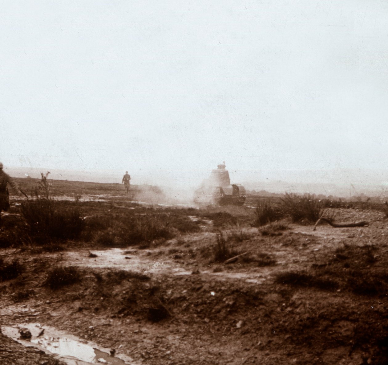 Framryckande med stridsvagnar, c1914-c1918 av Unbekannt