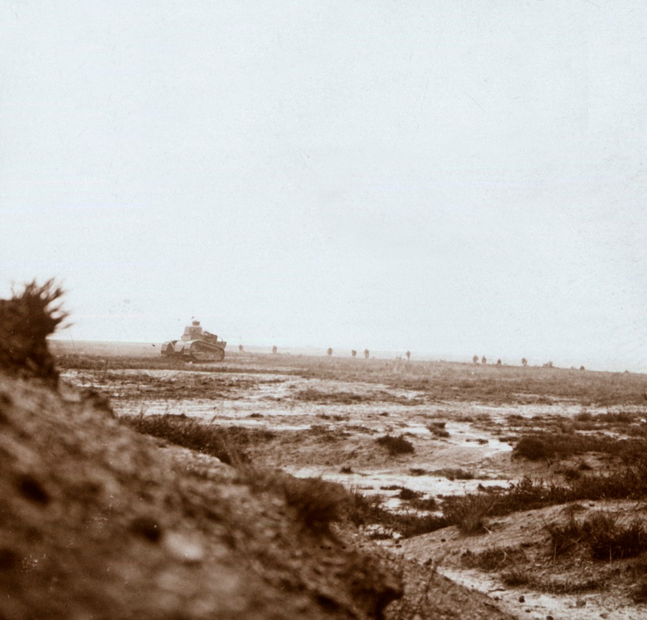 Framryckande med stridsvagnar, c1914-c1918 av Unbekannt
