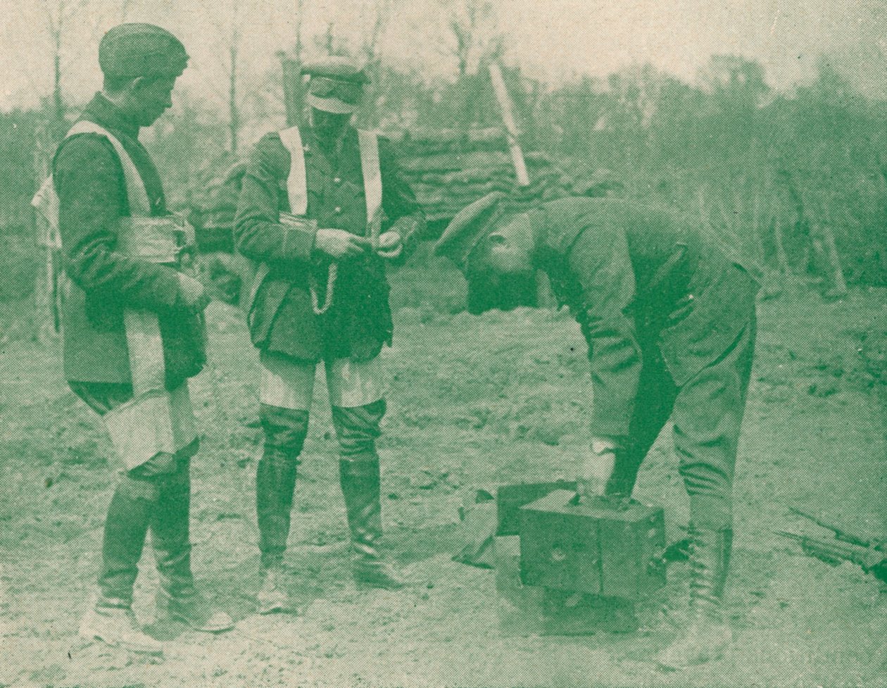 Flygfotografer fixar på fallskärmsselar innan de går upp, c1917 1919 av Unbekannt