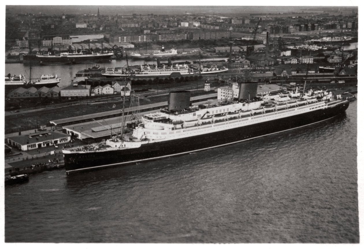 Flygfoto över Bremens hamn, Tyskland, och linjefartyget Europa, från en Zeppelin, c1931 1933 av Unbekannt