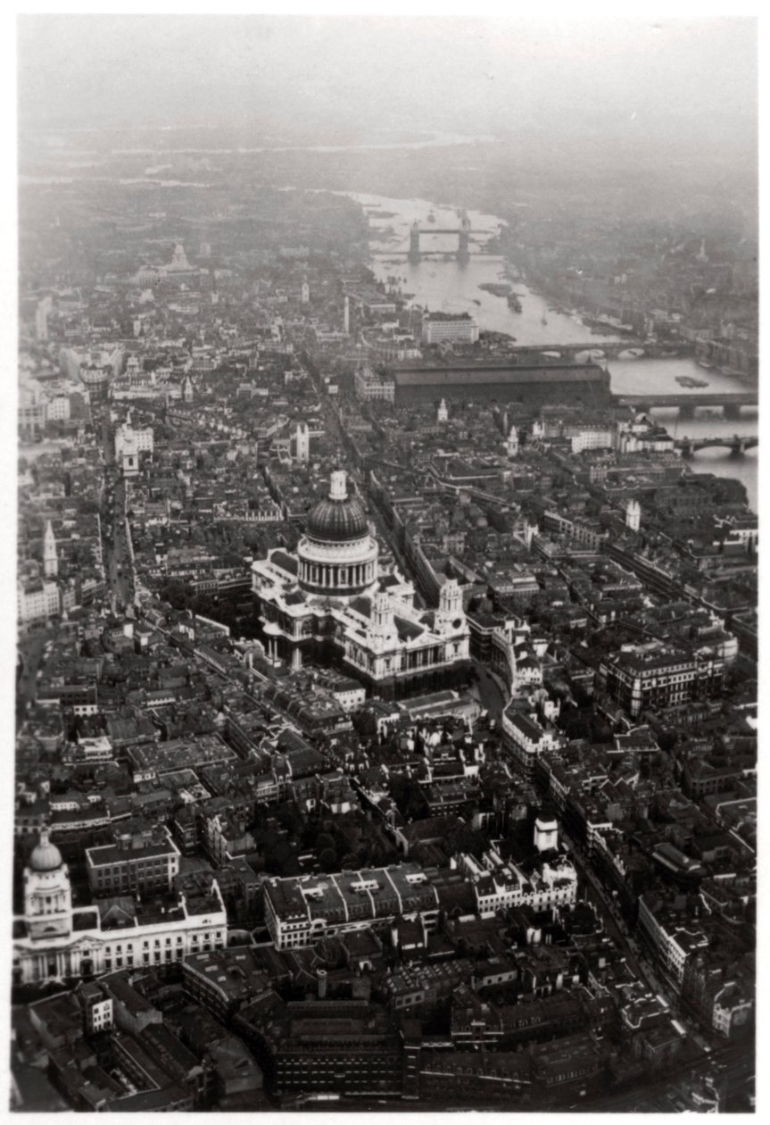 Flygfoto över St Pauls Cathedral, London, från en zeppelinare, 1931 1933 av Unbekannt