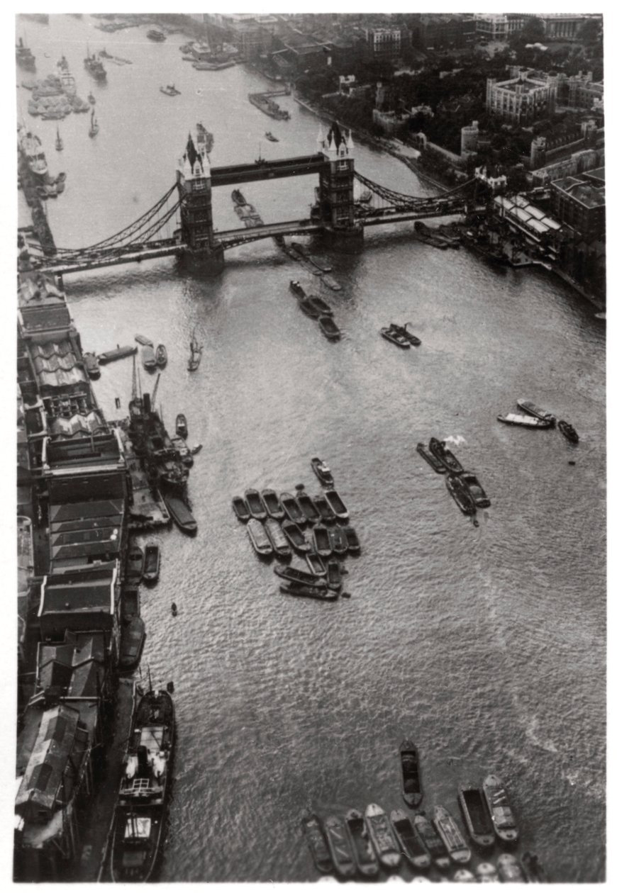 Flygfoto över Tower Bridge, London, från en Zeppelin, 1931 1933 av Unbekannt