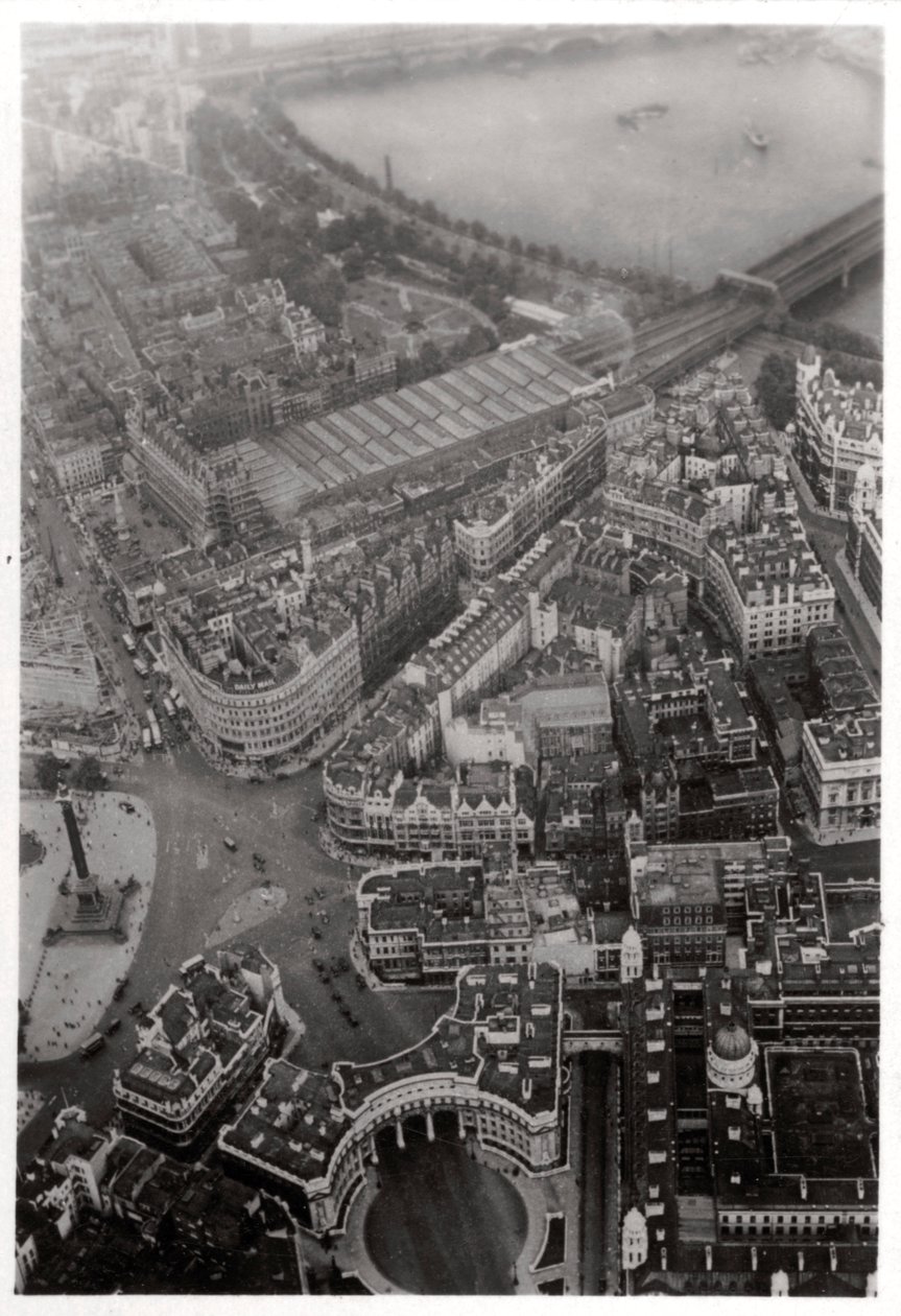 Flygfoto över Trafalgar Square, London, från en zeppelinare, 1931 1933 av Unbekannt