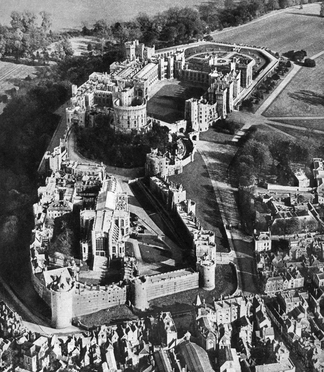 Flygfoto över Windsor Castle, med St Georges Chapel i förgrunden, 1935 av Unbekannt