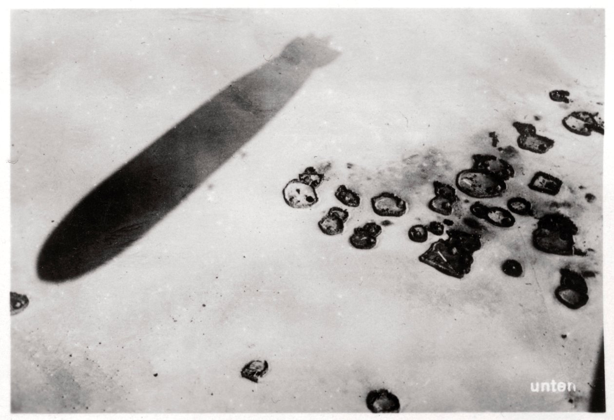 Flygfoto över en ökenbosättning, med en skugga som kastas av en zeppelinare, 1931 1933 av Unbekannt