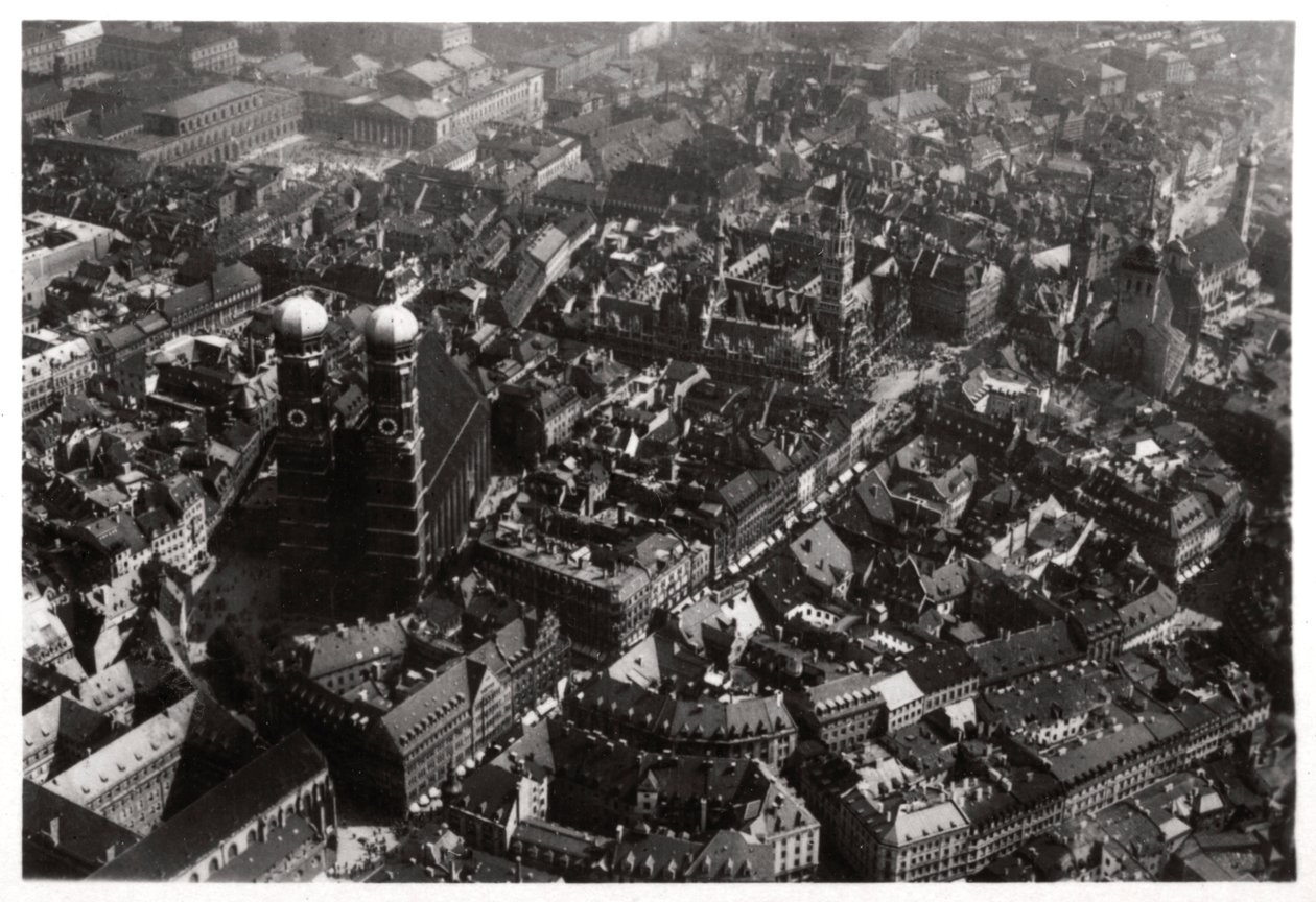 Flygfoto över Frauenkirche, München, Tyskland, från en Zeppelin, c1931 1933 av Unbekannt