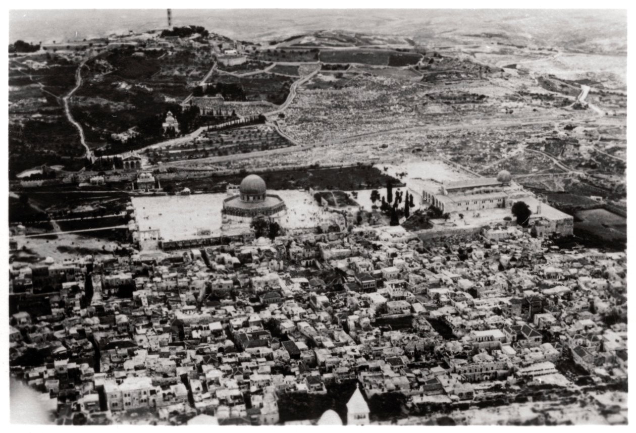 Flygfoto över moskén i Omar, Jerusalem, Palestina, från en zeppelinare, 1931 1933 av Unbekannt