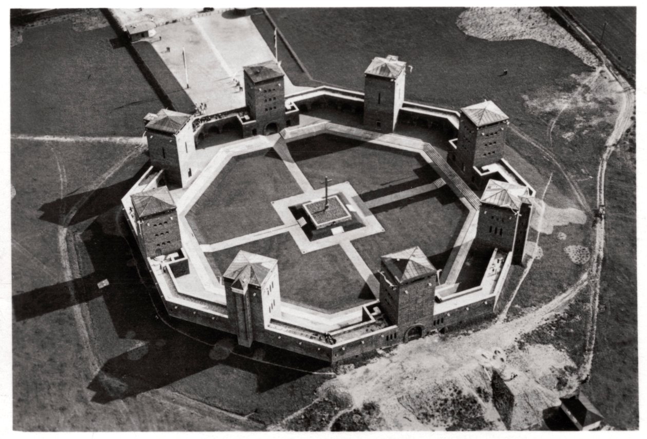 Flygfoto över Tannenberg Memorial, nära Olsztynek, Polen, från en Zeppelin, c1931 1933 av Unbekannt