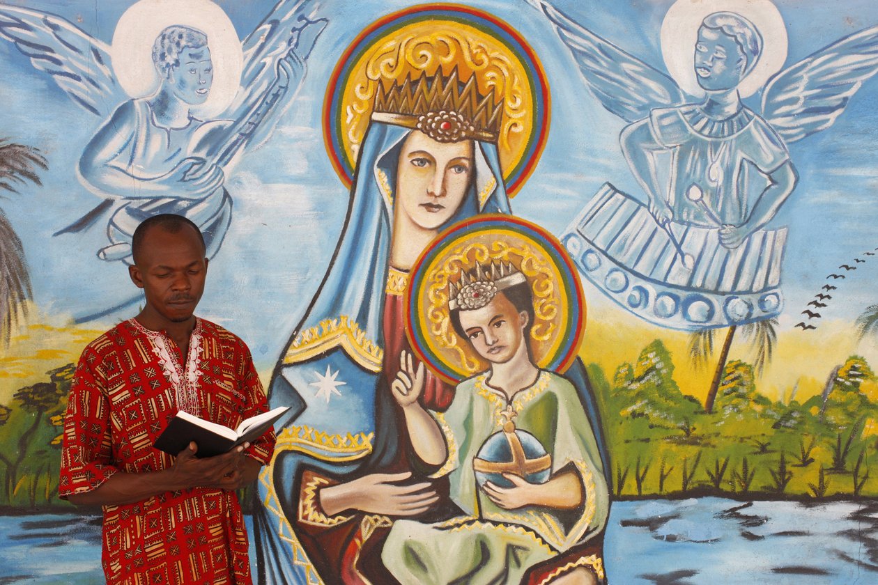 Afrikansk man som läser bibeln, Togo Ville, Togo av Unbekannt