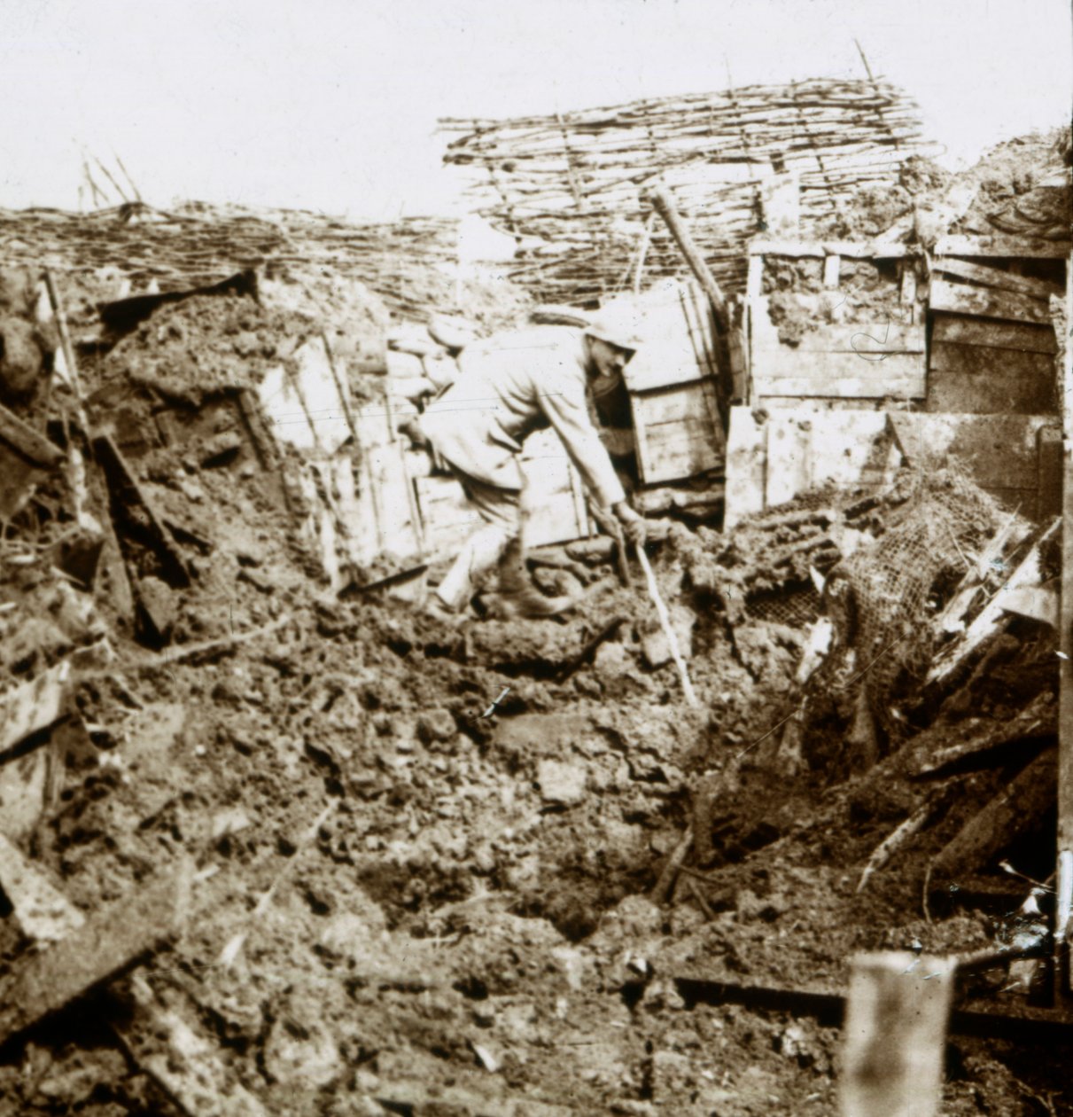 Efterdyningarna av ett skal, en soldat i kratern, c1914-c1918 av Unbekannt