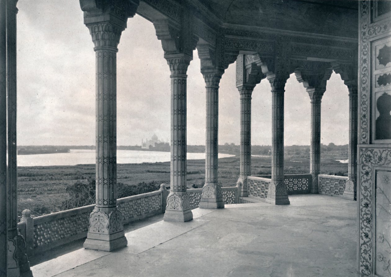 Agra. Balkong av Jasmine Tower, visar Taj, c1910. av Unbekannt
