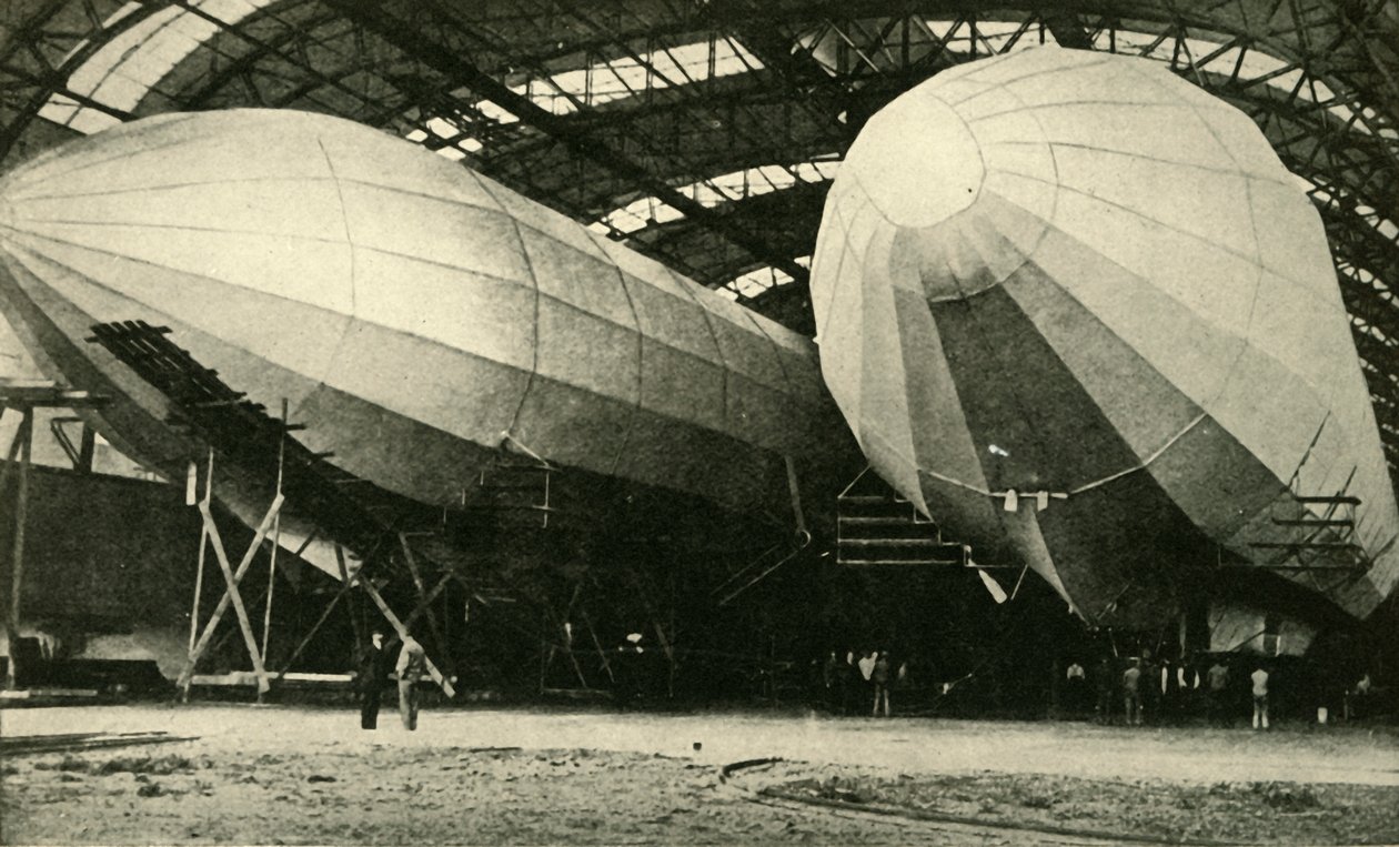 Luftskepp i hangar, första världskriget, 1914, c1920. av Unbekannt