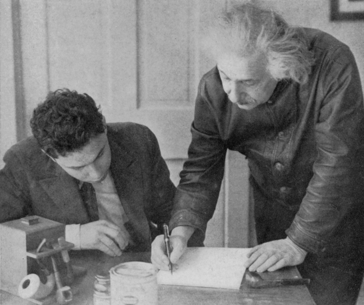 Albert Einstein, tysk-schweizisk-amerikansk matematiker och fysiker, med en student av Unbekannt
