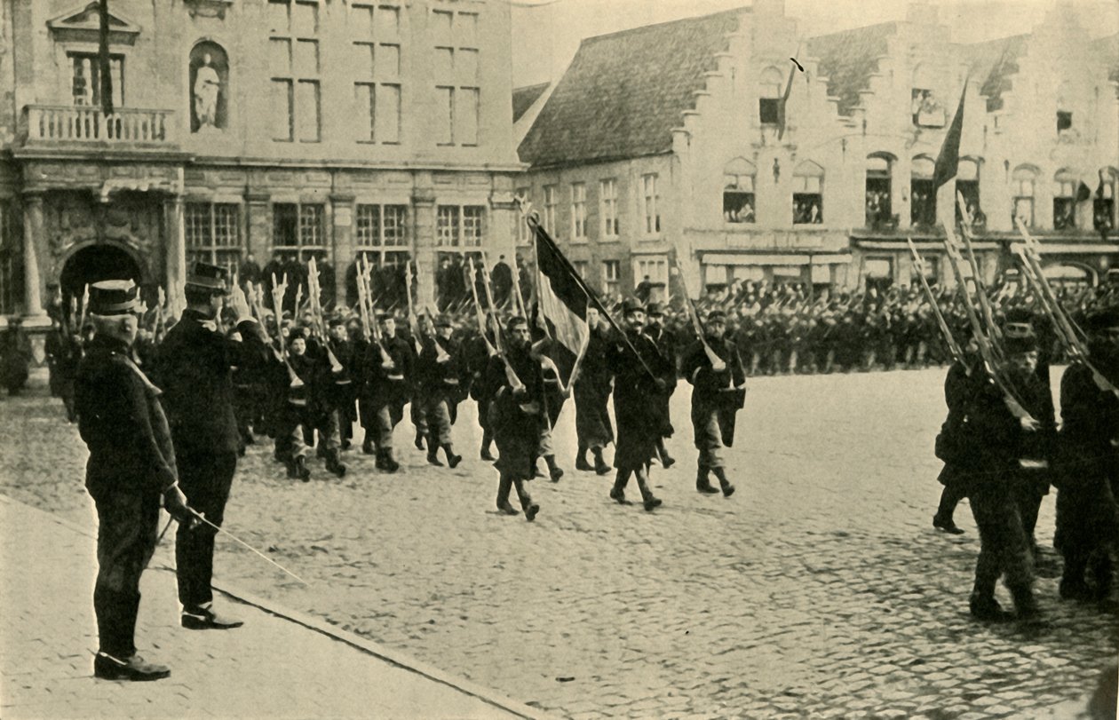 Albert I av Belgien granskar trupper, första världskriget, 1914, c1920. av Unbekannt