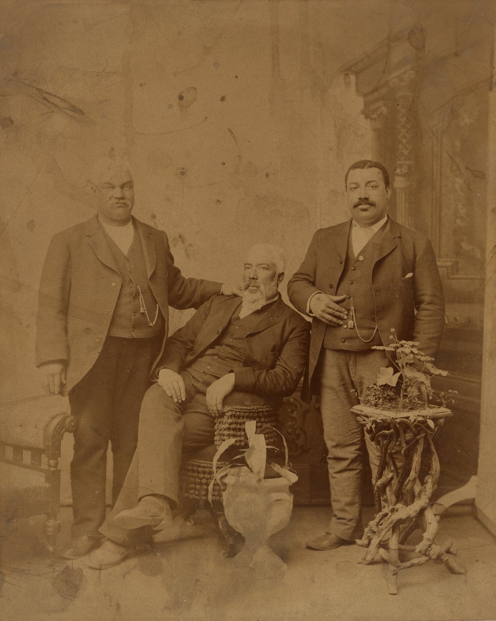 Albumtryck av tre medlemmar av familjen Boyd, 1890-1930. av Unbekannt