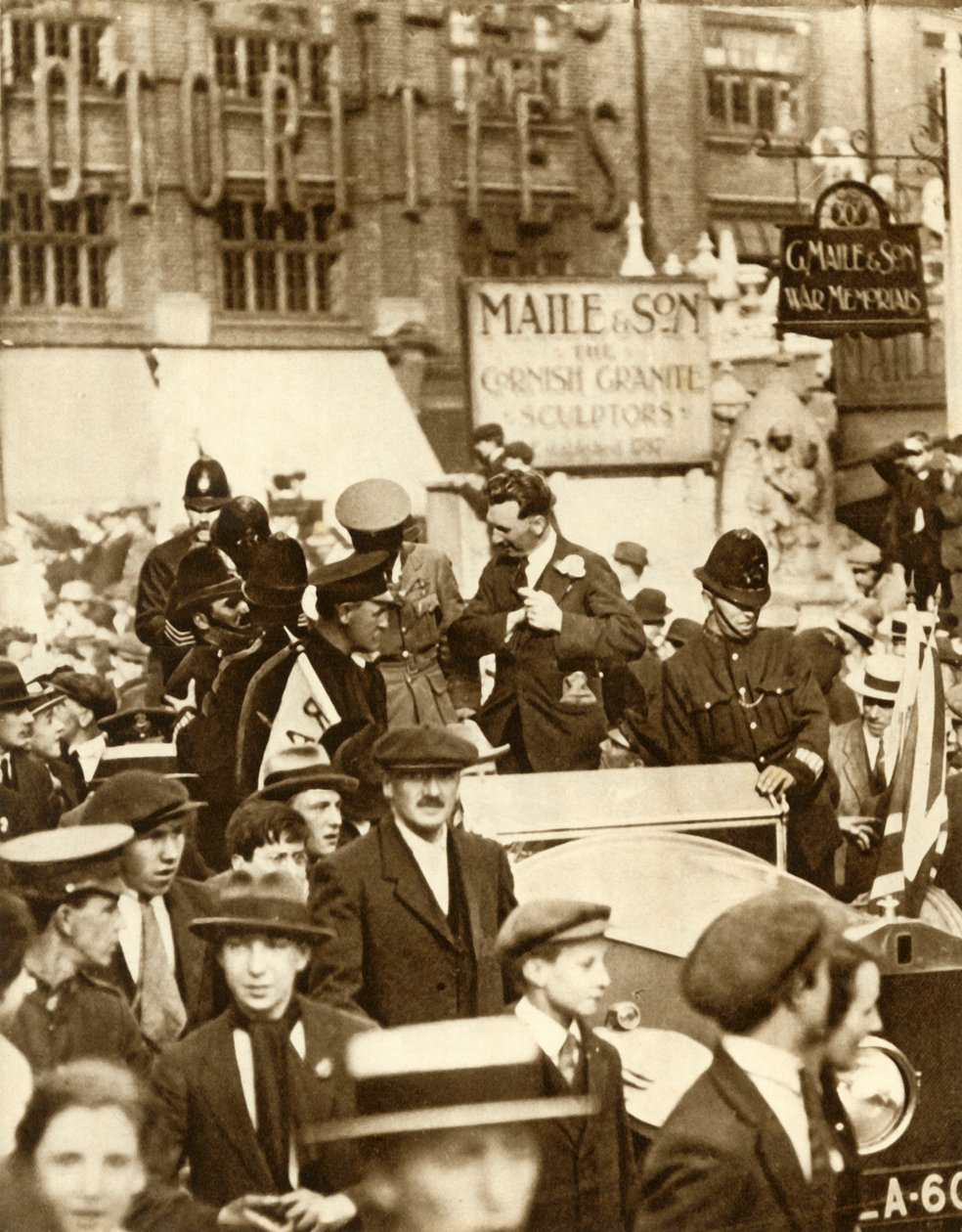 Alcock och Brown... efter den första non-stop transatlantiska flygningen, London, juni 1919, 1935. av Unbekannt