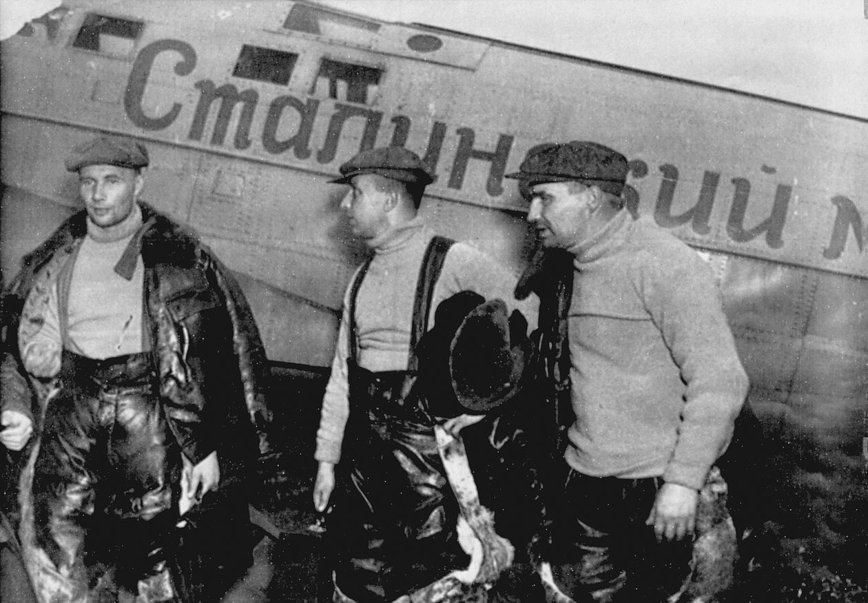 Alexander Belyakov, Georgiy Baidukov och Valery Chkalov vid deras plan den 20 juni 1937 av Unbekannt
