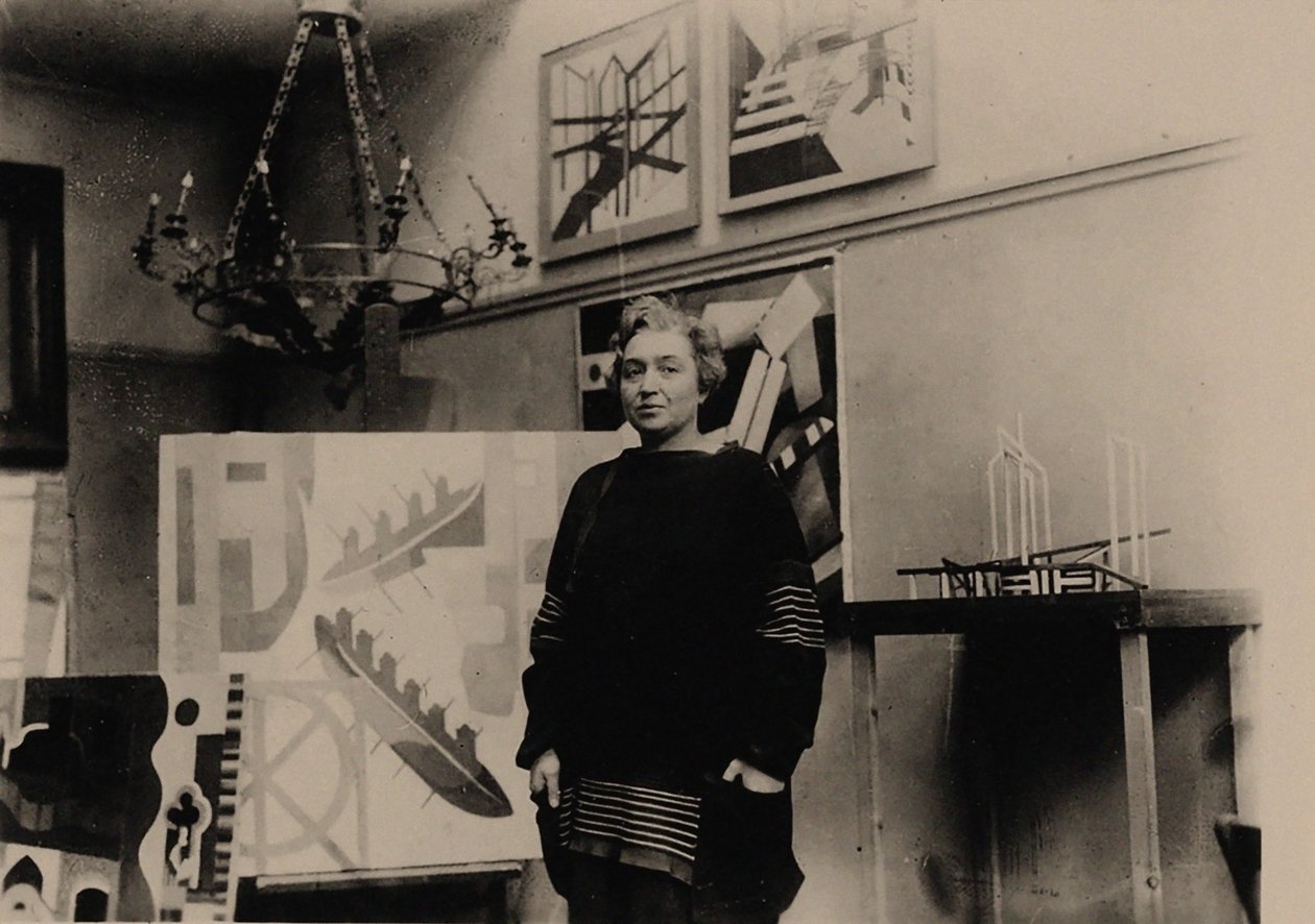 Alexandra Exter i sin studio i Paris. av Unbekannt
