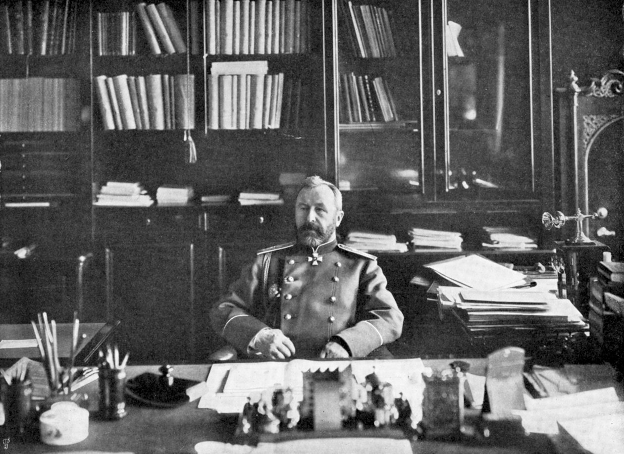 Alexei Nikolaievich Kuropatkin i sitt bibliotek, 1904-5 av Unbekannt