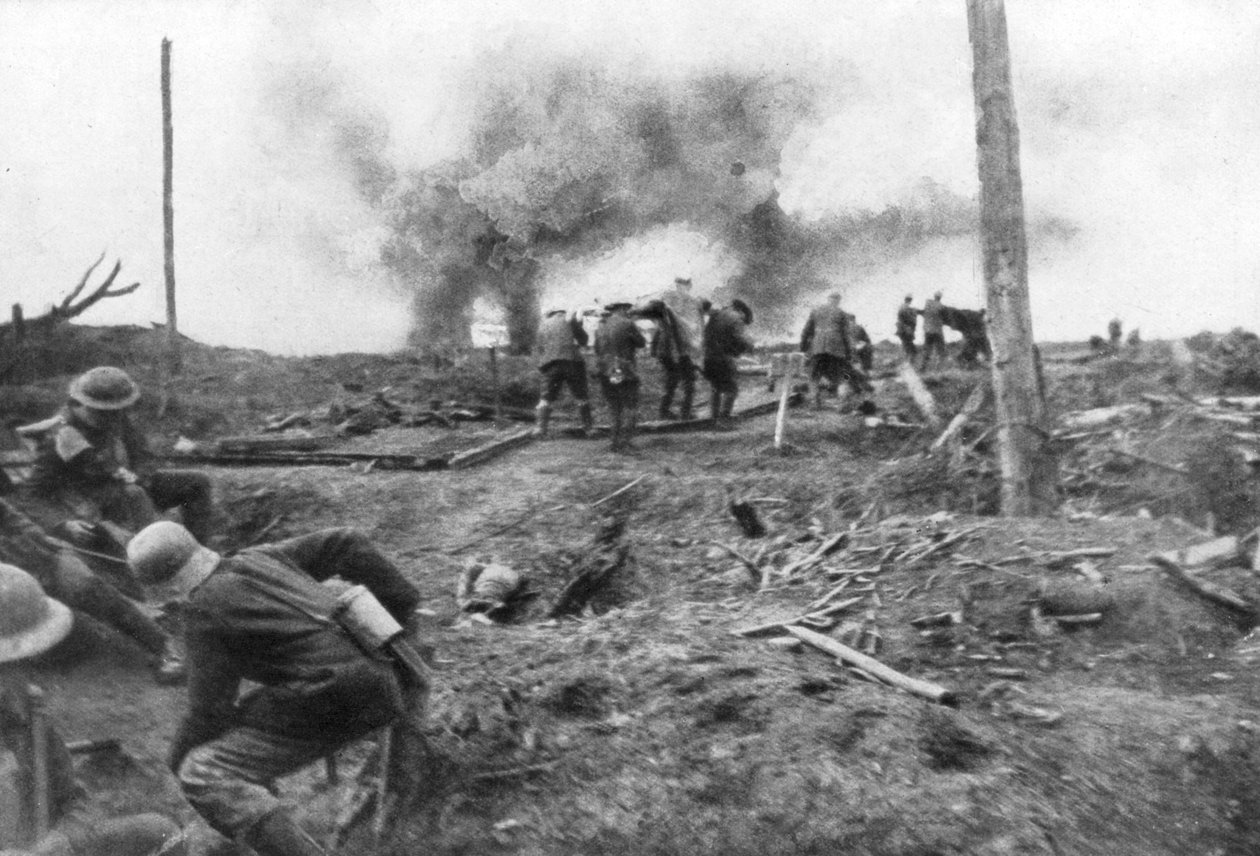 Allierade trupper och tyska fångar vid Menin Road, nära Ypres, Belgien, 30 oktober 1917 av Unbekannt