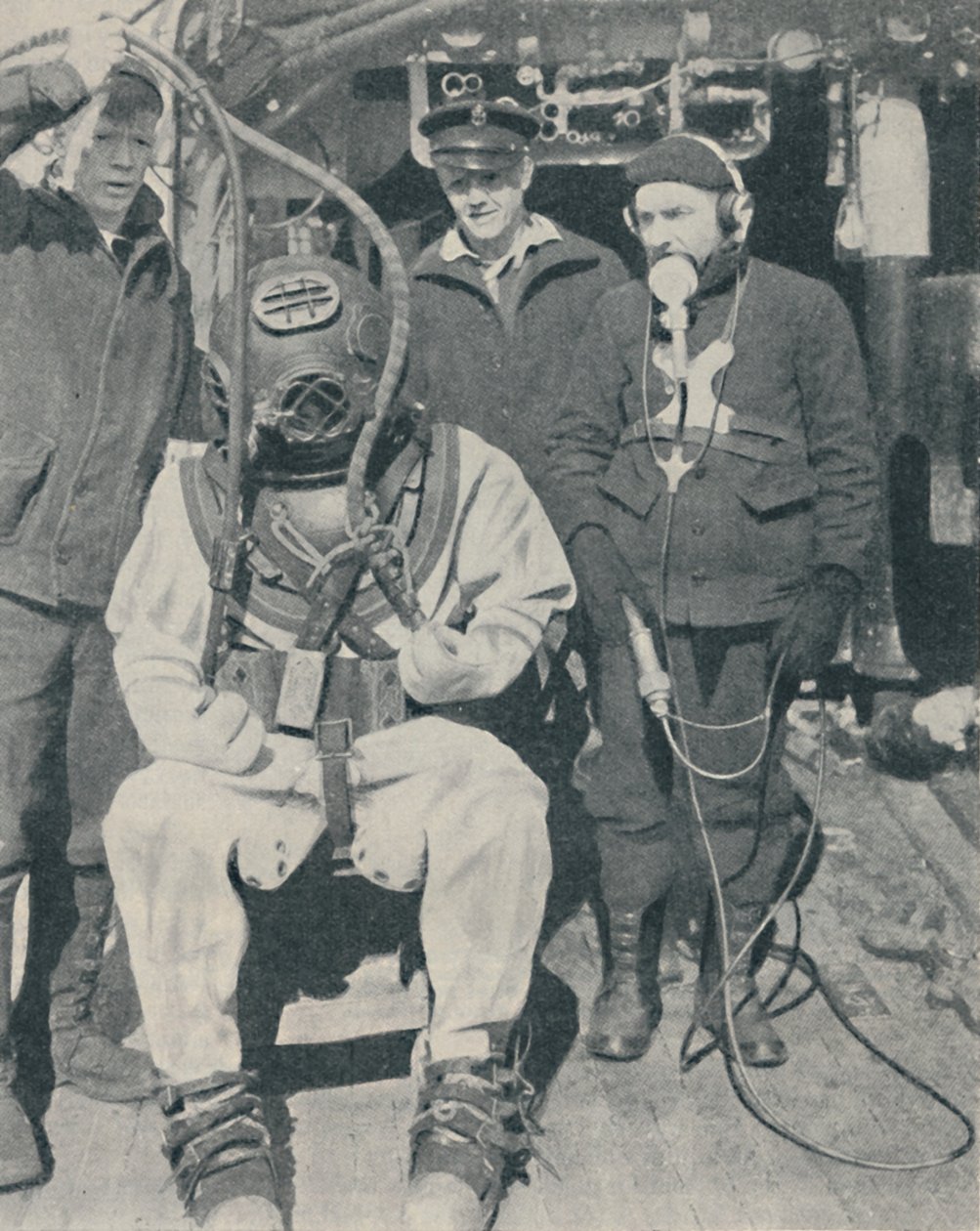 American Naval Diver bär trefingrade vattentäta gummihandskar, 1937 av Unbekannt