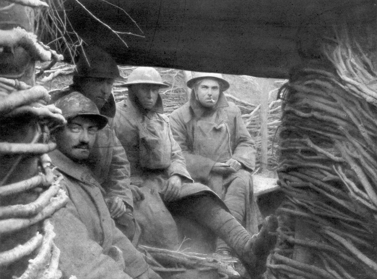 Amerikanska och franska trupper i en skyttegrav vid fronten, 1917-1918 av Unbekannt
