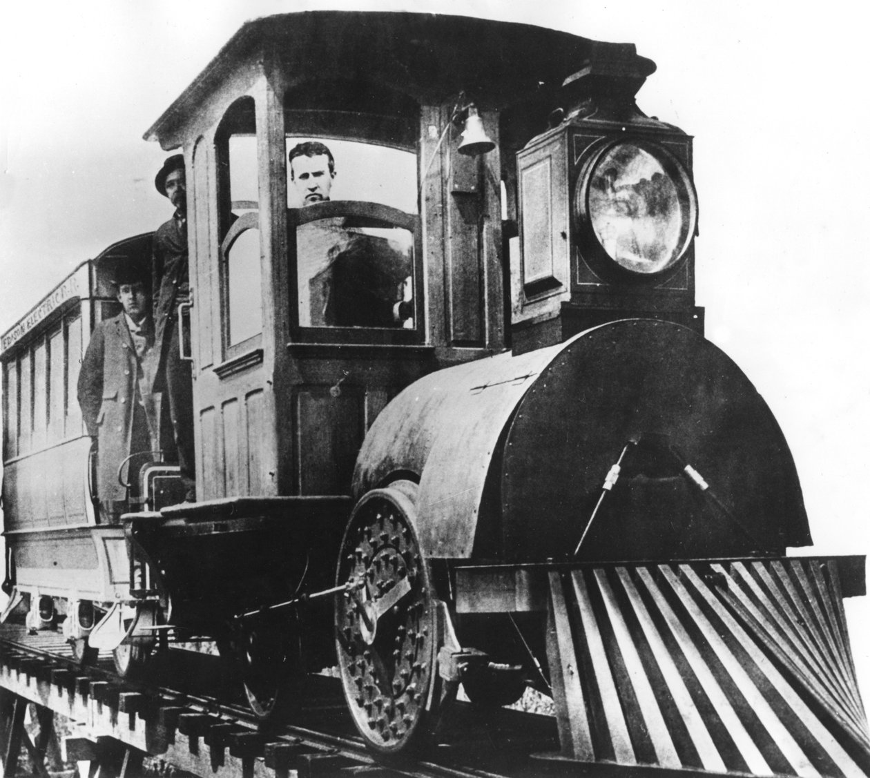 Den amerikanske uppfinnaren Thomas Alva Edison ombord på en elektrisk järnväg, 1892 av Unbekannt