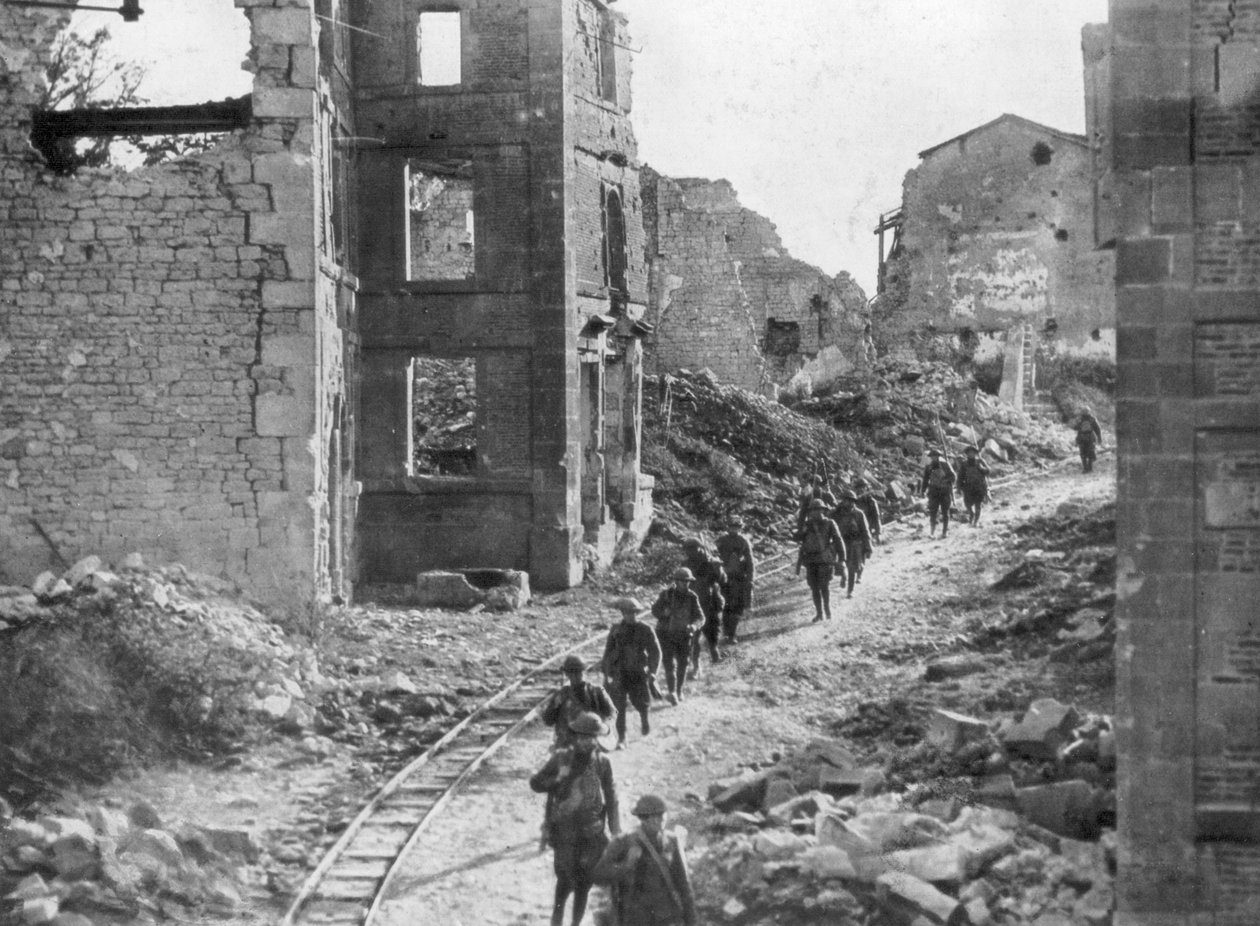 Amerikanska soldater som passerar genom ruinerna av Varennes, Meuse-Argonne Offensive, Frankrike, 1918 av Unbekannt