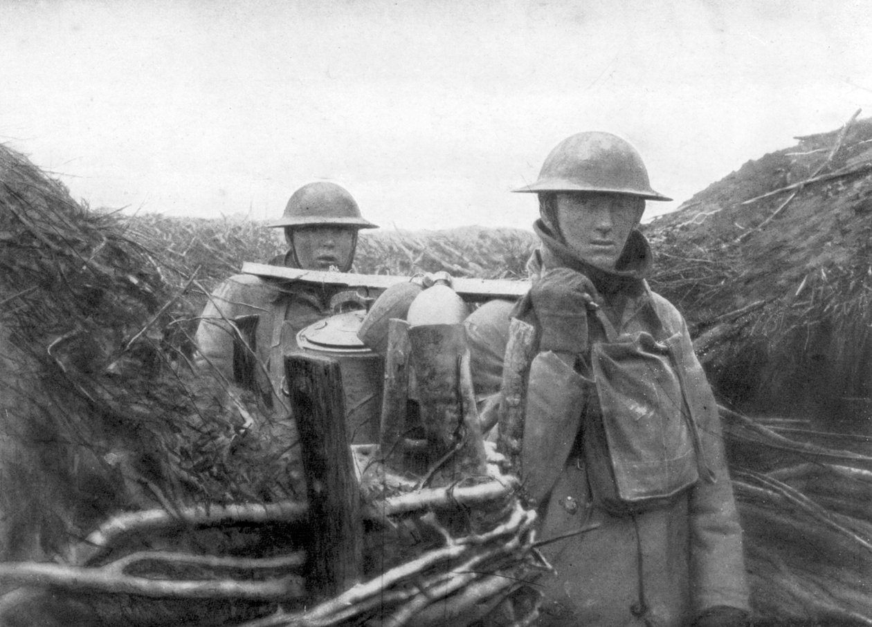 Amerikanska trupper vid fronten levererar soppa till sina kamrater, 1917-1918 av Unbekannt