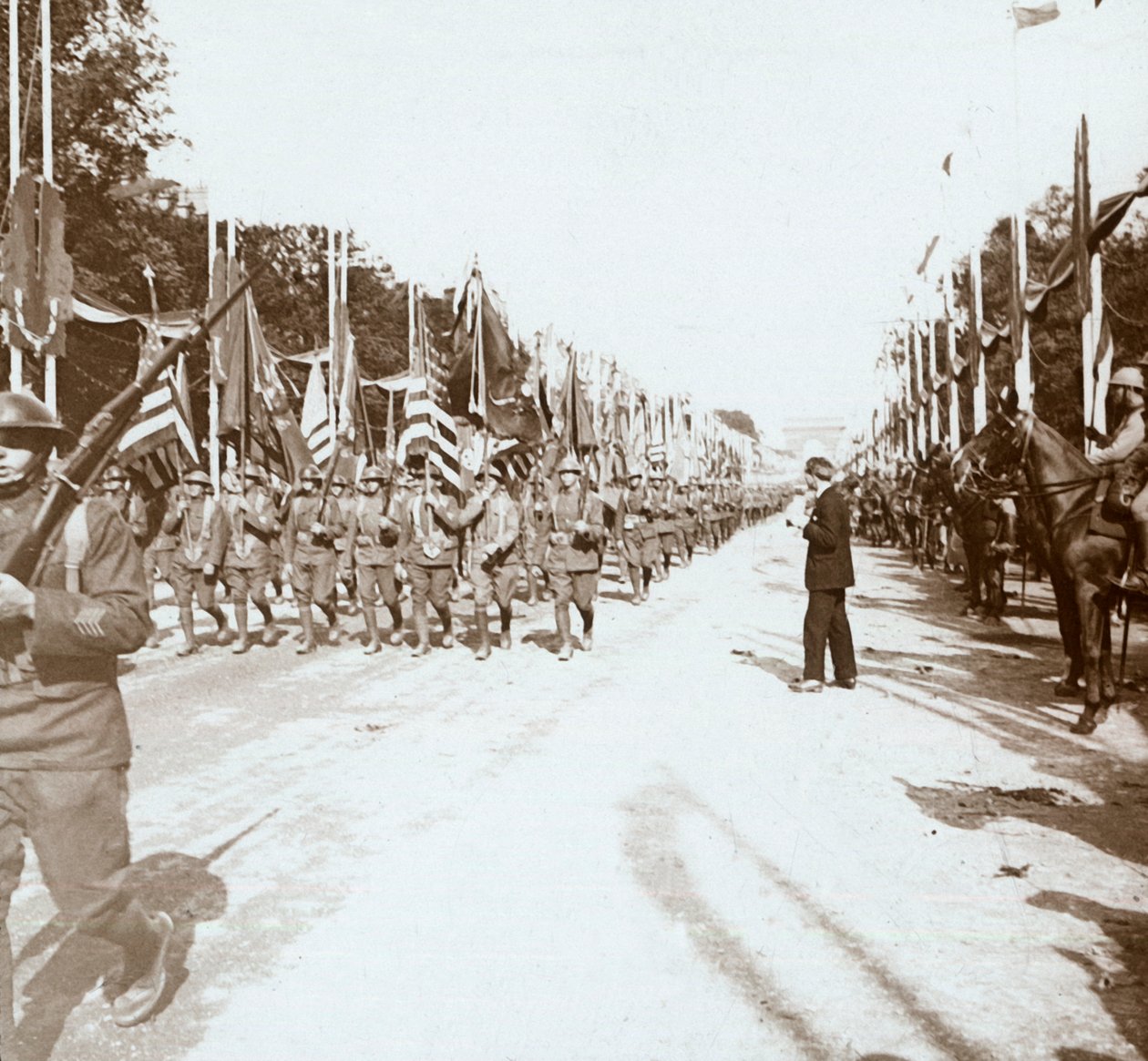 Amerikanska trupper marscherar i segerparad, Paris, Frankrike, c1918-c1919 av Unbekannt