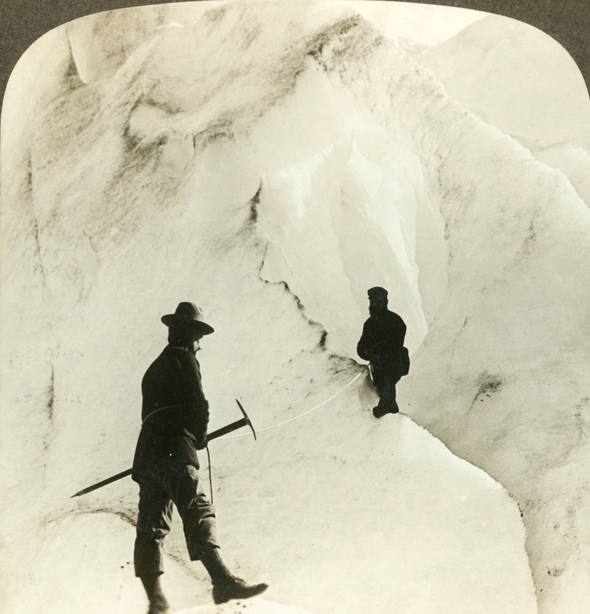 Bland berg och klyftor av is - enorma sprickor av Brigsdals glaciär, - Norge, c1905. av Unbekannt