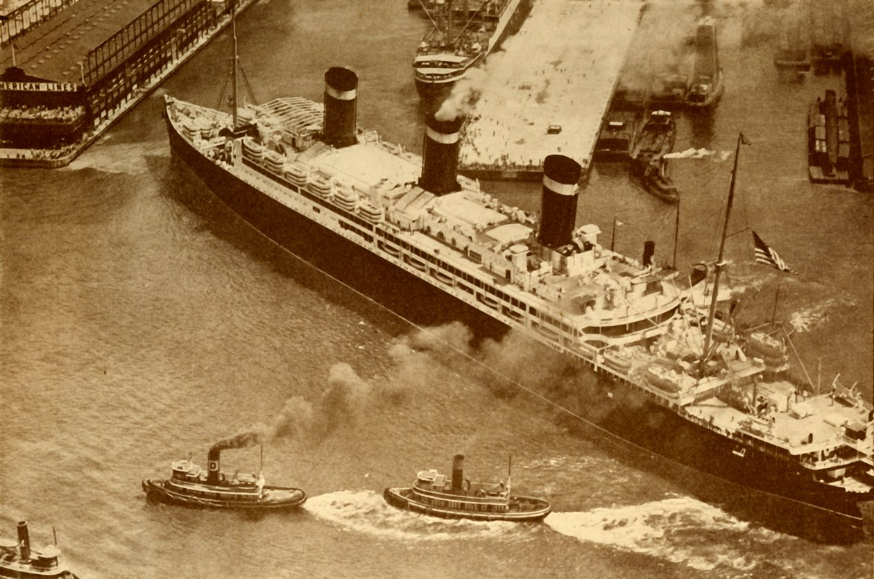 Ett flygfoto av Leviathan som bogseras av små bogserbåtar i hennes brygga i New York, c1930 av Unbekannt