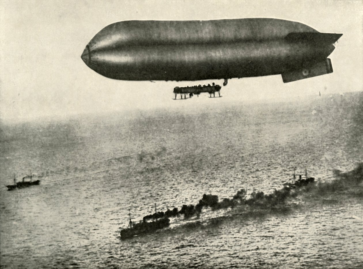Ett luftskepp som eskorterar en konvoj, 1919. av Unbekannt