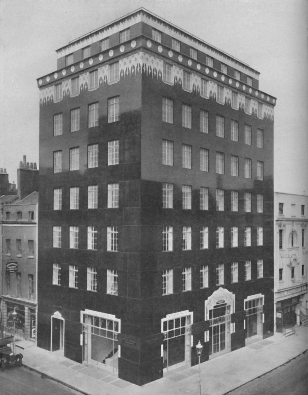 En helsvart byggnad i London lättad av en spetsliknande krage av vitt, c1935 av Unbekannt