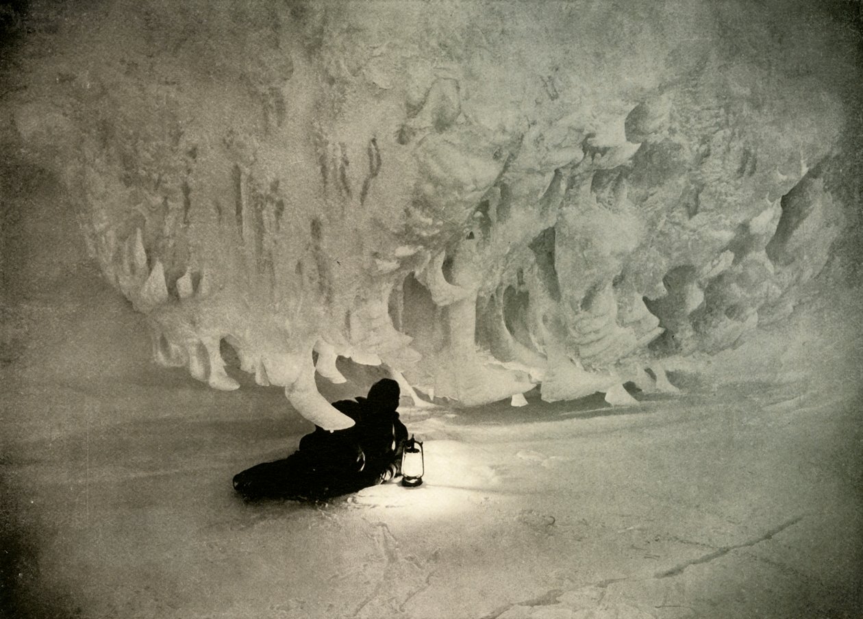 En isgrotta på vintern, c1908, 1909. av Unbekannt