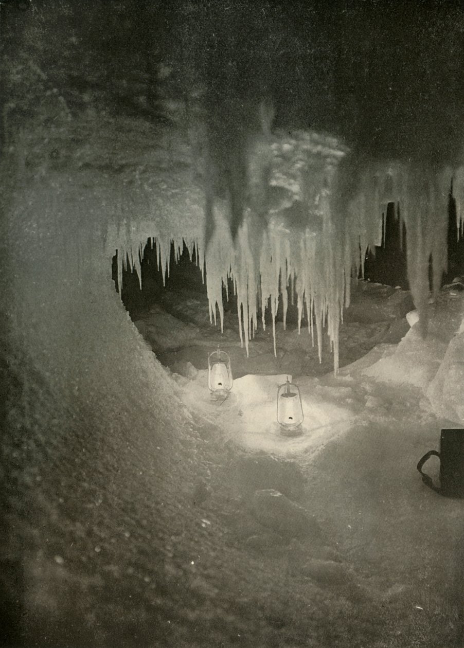 En isgrotta på vintern. Fotograferad av Light of Hurricane Lamps, c1908, 1909. av Unbekannt