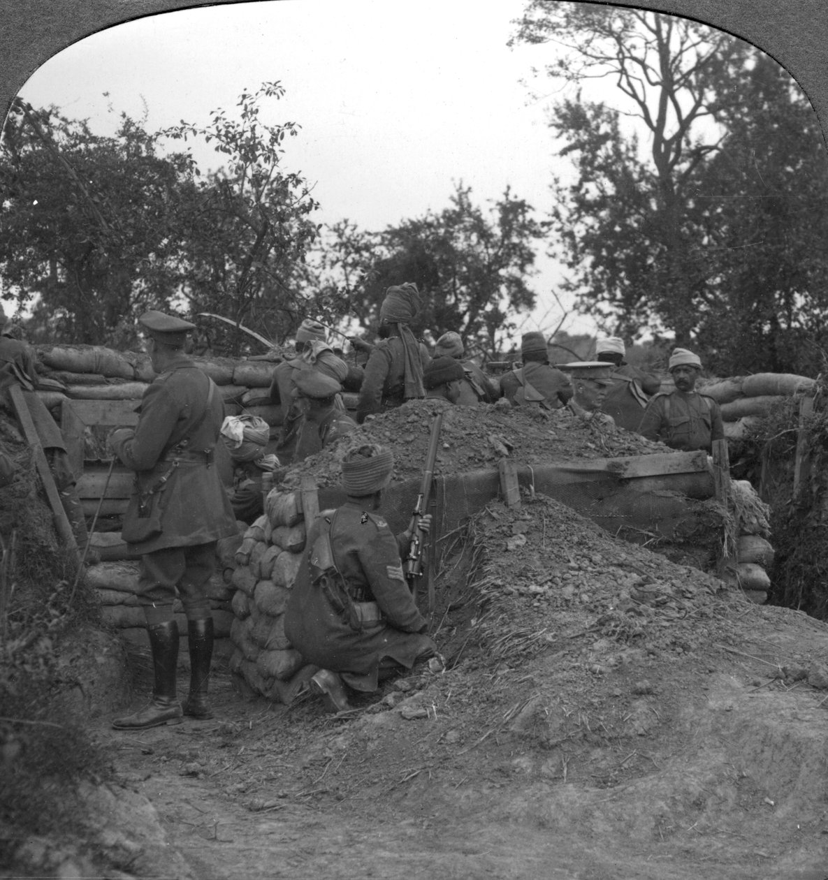 En avancerad skyttegrav som hålls av Dogras och en maskingevärssektion för indiskt kavalleri, 1900-talet av Unbekannt