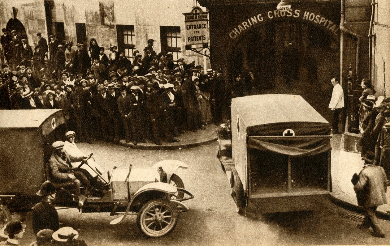 En ambulans kör in i Charing Cross Hospital med skadade..., London, 1914, 1933. av Unbekannt