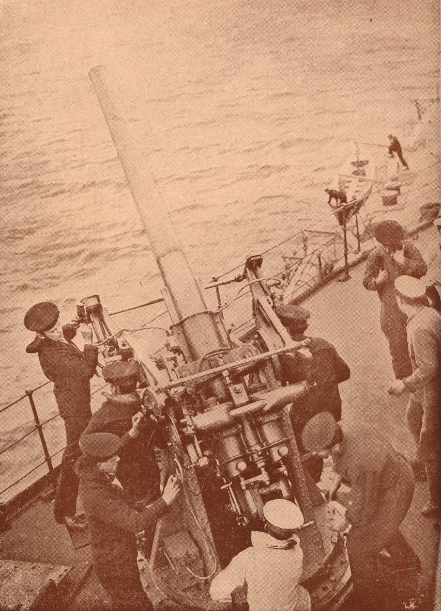 En luftvärnspistol i aktion på ett brittiskt slagskepp, c1917 1919 av Unbekannt