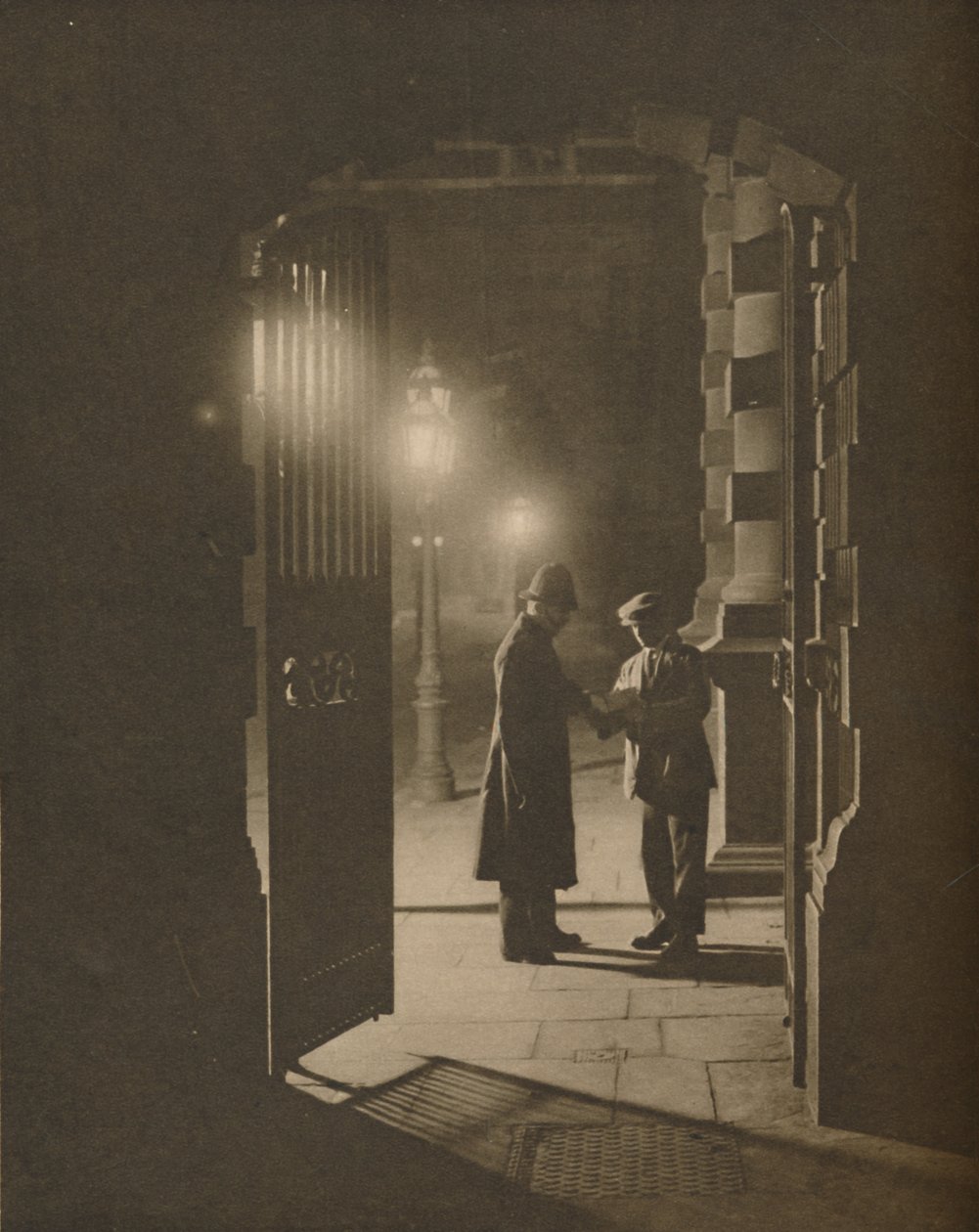 En incident på The Yard in the small hours, c1935. av Unbekannt