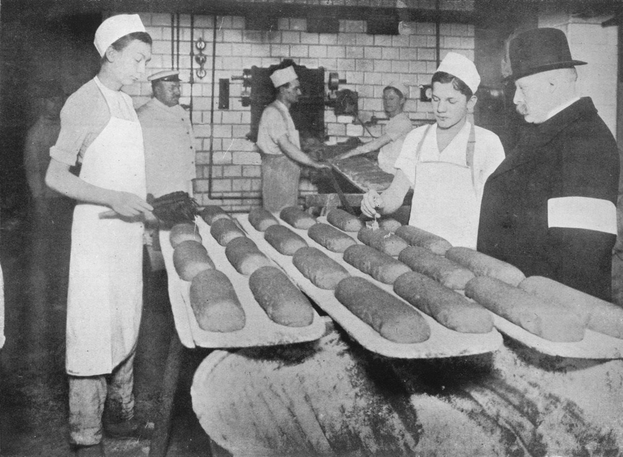 En inspektör på besök i ett bageri i Berlin, 1915. av Unbekannt