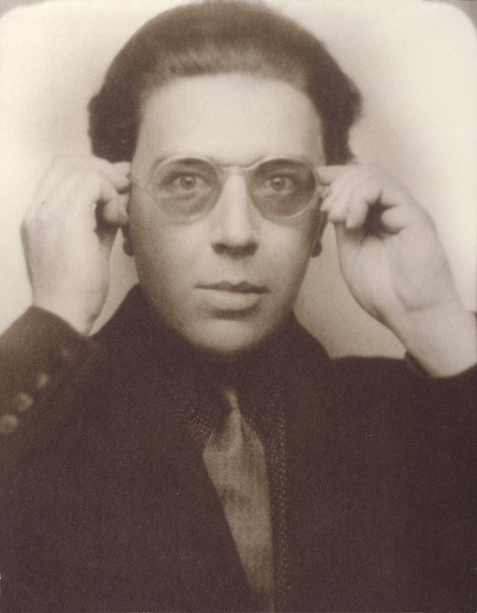 Andre Breton med glasögon av Unbekannt