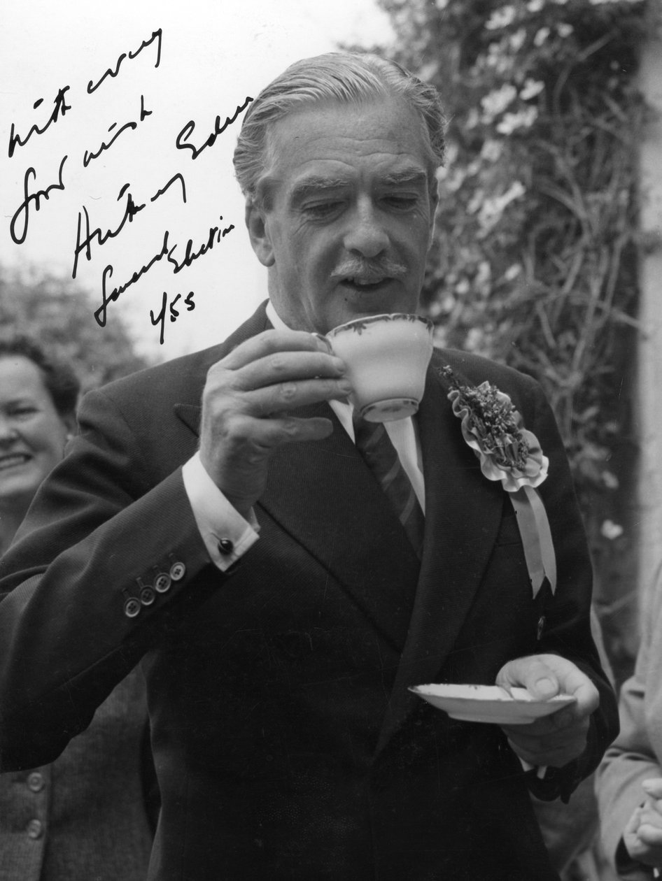 Anthony Eden, brittisk konservativ politiker, dricker en kopp te, 1955 av Unbekannt