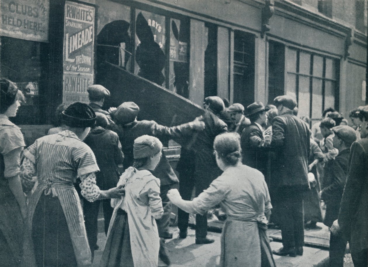 Antityskt upplopp i London: En folkmassa som bryter in fönstren i en tysk butik, c1914 av Unbekannt