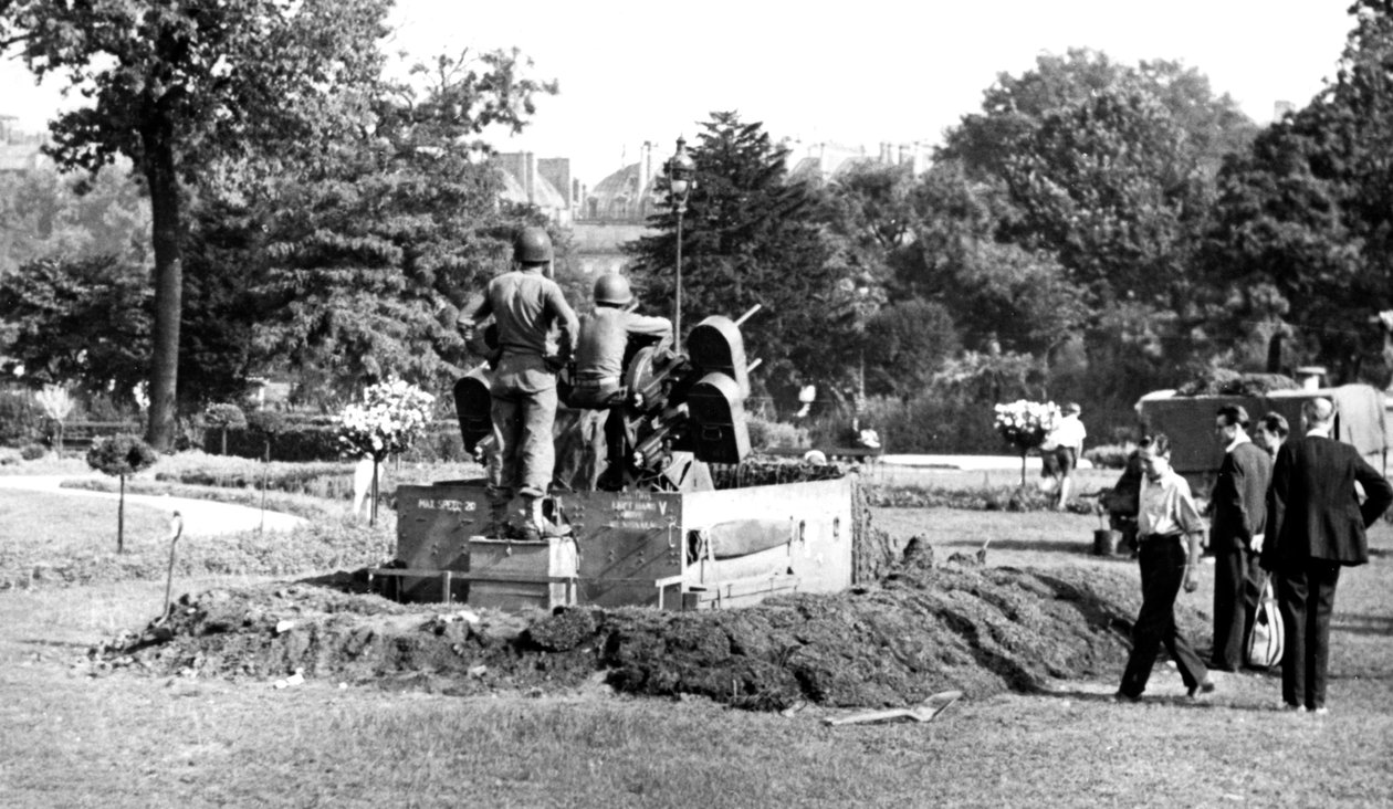 Luftvärnsgevärsposition i Tuileriernas trädgård, Paris befrielse, augusti 1944 av Unbekannt