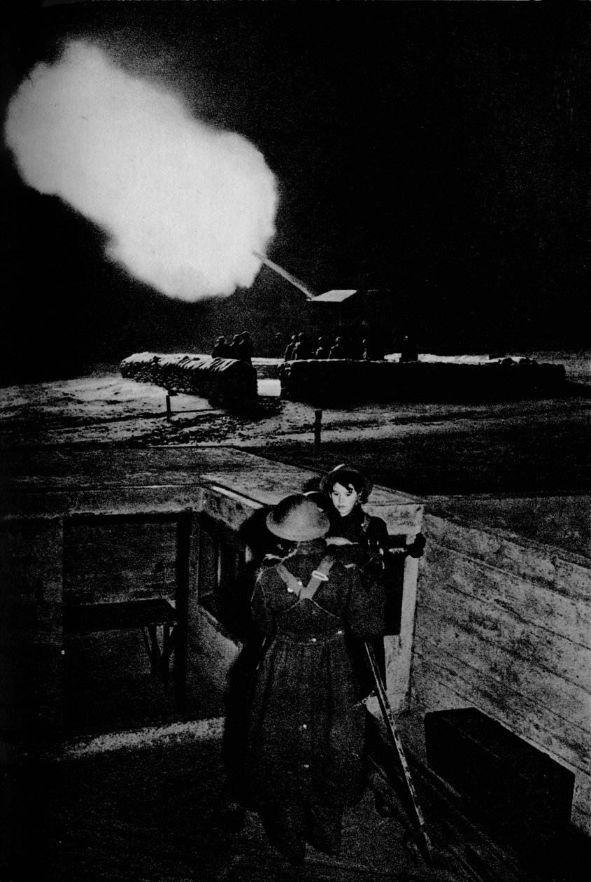 Luftvärnskvinnor från ATS som använder ett identifieringsteleskop, 1943 av Unbekannt