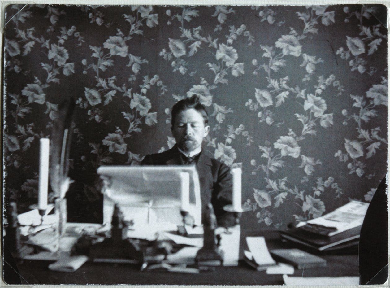 Anton Tjechov i sin studie i Jalta, 1895-1900 av Unbekannt
